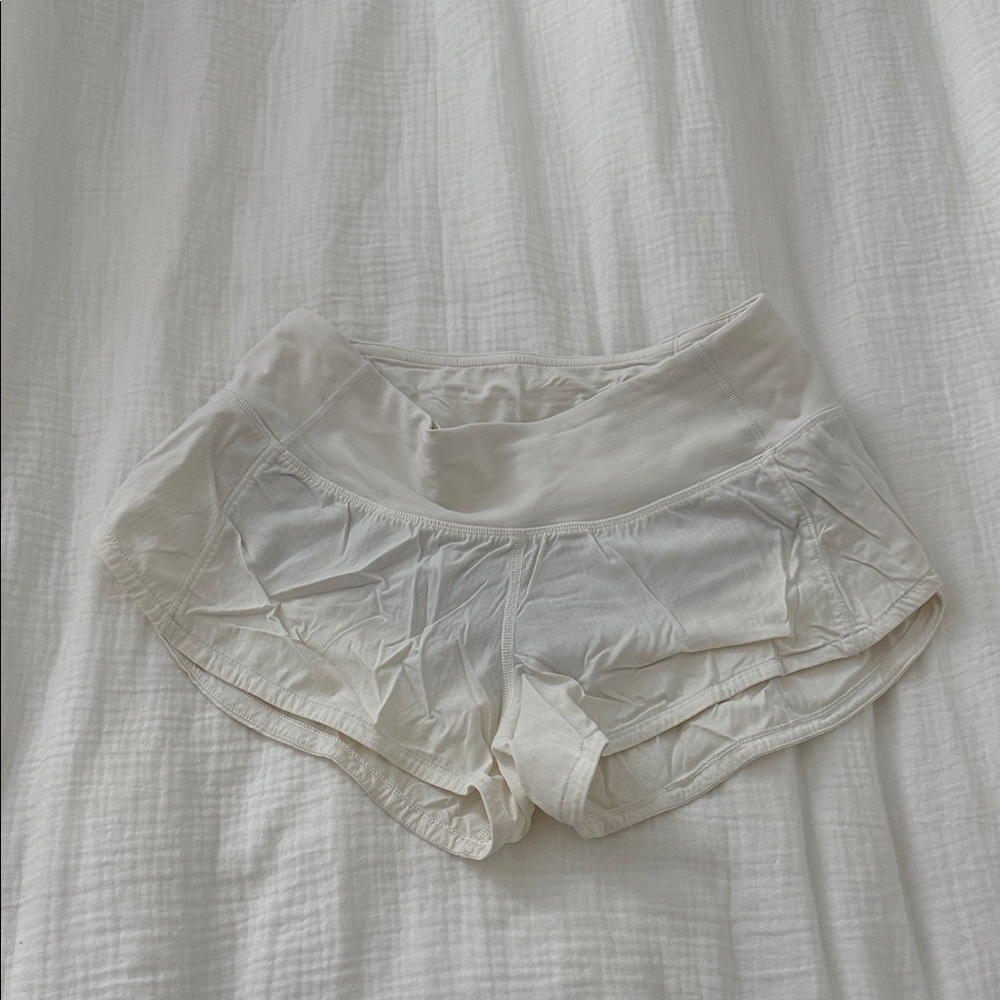 Lululemon White speed up 2.5 inch short low rise